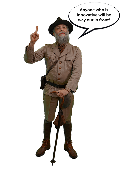 Leopold der Archäologe von Altmühltal Das Bild zeigt Leopold, einen Archäologen aus dem 19. Jahrhundert, der freigestellt vom Hintergrund zu sehen ist. Er trägt typische Kleidung aus dieser Zeit. Eine Hand hält er mit erhobenem Zeigefinger in die Luft, während er sich mit der anderen Hand auf einen Schirm abstützt. In der Sprechblase neben ihm steht der Satz: "Wer innovativ ist, der wird über kurz oder lang die Nase vorn haben!".